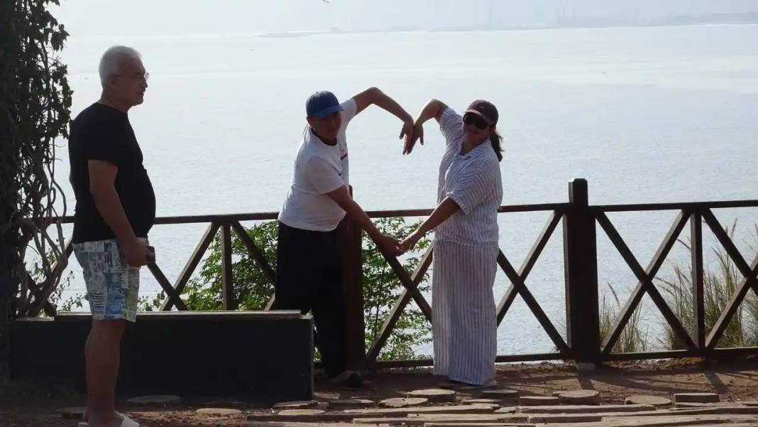 Antalya’da Kasım Sürprizi: 27 Derecede Sahiller Dolup Taştı! 2